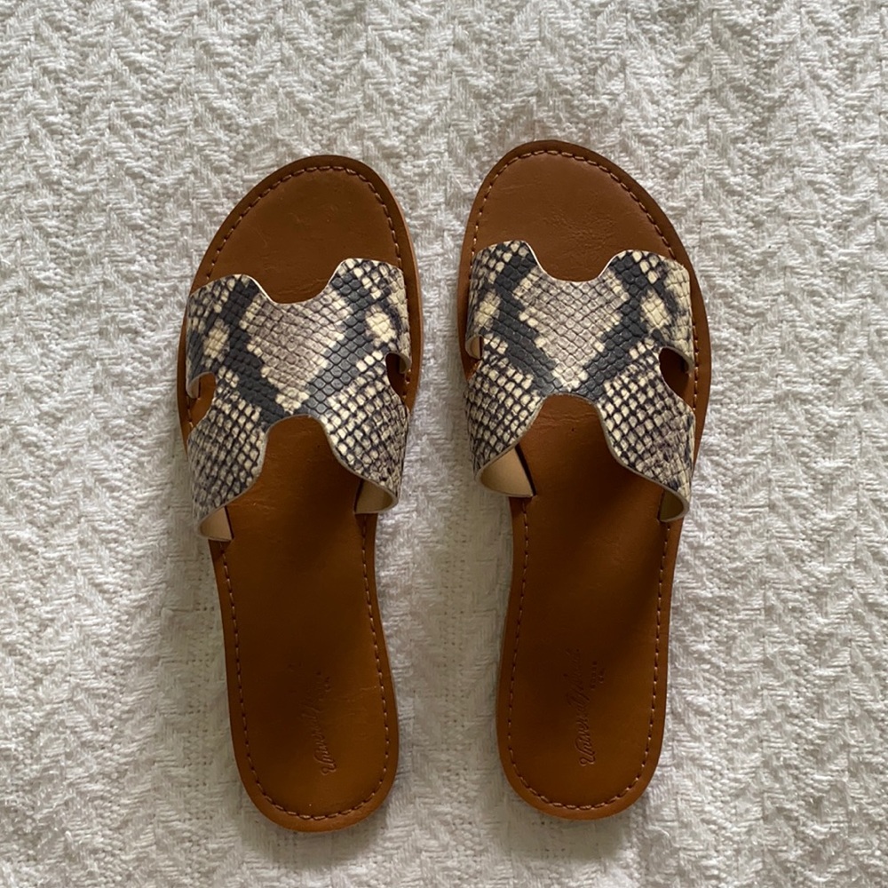 Universal Thread sandals